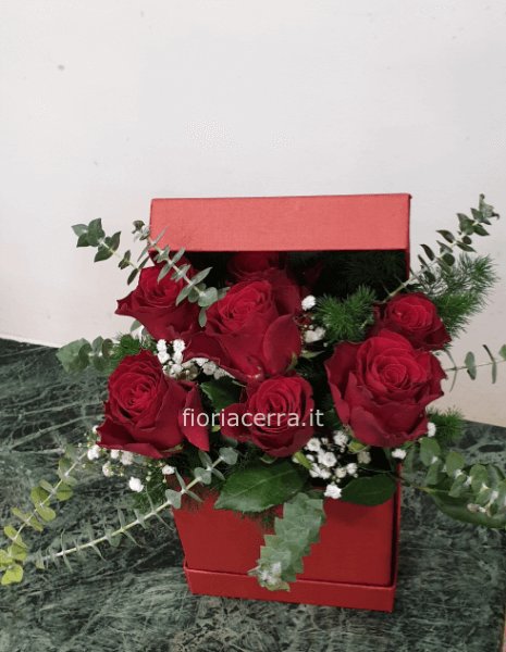 Scatola con rose rosse